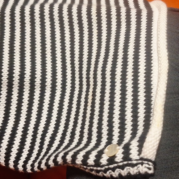 Black a white stripped scaf with the wooden buttons - Picture 5 of 6